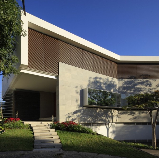 Sharp Mexican House Inspired by The Boomerang