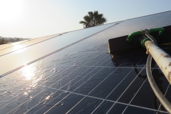 Solar Panel Cleaning: 7 Reasons Why You Should Consider It 1 washing solar panels